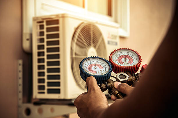Professional Hvac technician working in Bay Springs, MS